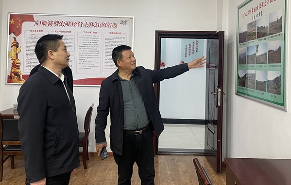 2022年11月9日 ，浉河區(qū)工會胡華庭主席來信陽市廣義茶葉有限公司慰問全國勞模李廣義同志，并傳達(dá)黨的二十大精神。